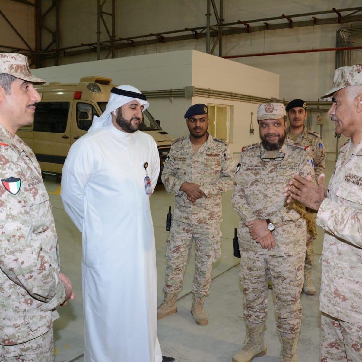 الابن مقدم طيار سلطان برفقه رئيس الأركان والشيخ عبدالله الصباح وزملاؤه الضباط مشاركين في الصفوف الاماميه لخدمه الكويت الغاليه وأهلها في هذه الأزمه والله يحفظ الجميع