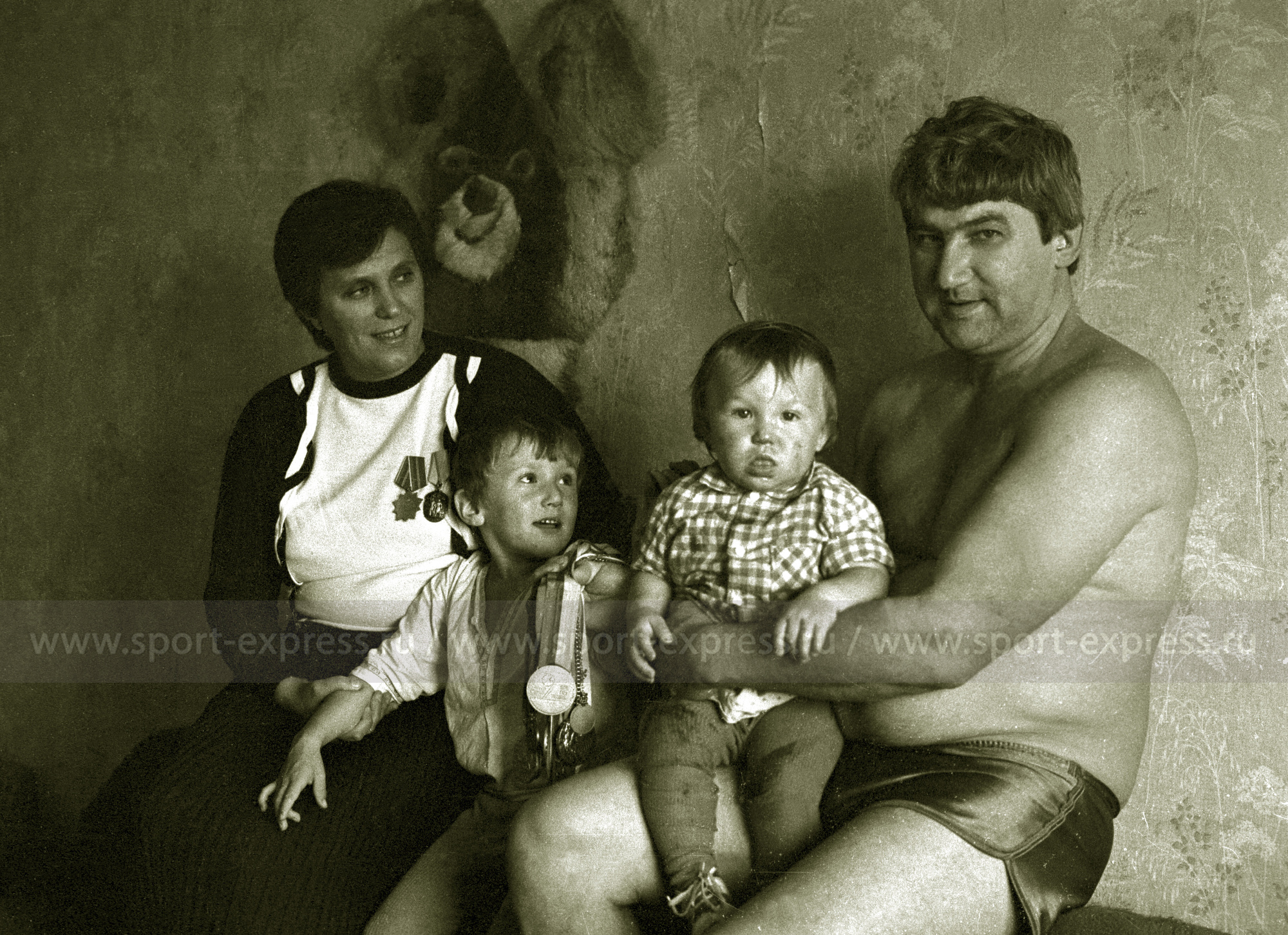 Александр Овечкин с родителями в детстве