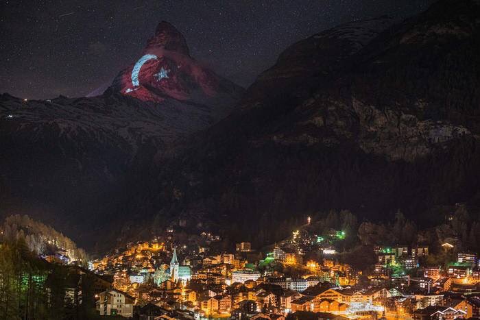 İsviçre'nin ünlü Matterhorn Dağına Koronavirüs ile mücadelede Türkiye'nin Dünya'ya yaptığı yardımlar ve Türkiye'ye teşekkür etmek adına Türk bayrağı silueti yansıtıldı.
🇹🇷 #ÜlkemleGururDuyuyorum