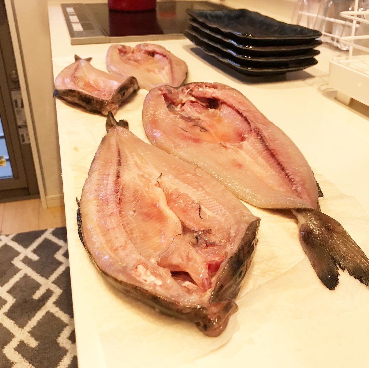 ビール好きのサラリーマン V Twitter Sat Apr 25 魚屋さんの対面コーナーで丸魚の生ホッケを発見 お値打ちにゲット 2枚に開いて塩焼き うまっ 乾杯 彡 家飲み 晩酌 食卓 乾杯 ビール スーパードライ 生ホッケ ホッケ塩焼き すべてはうまいのために