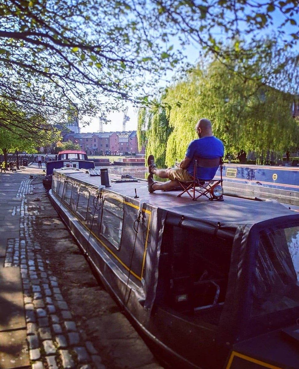 snapsmcr's tweet photo. Soaking up the afternoon sun 😎
▫️
▫️
▫️
▫️
▫️
#snapsmcr #mcr #mcruk #mcrphotography #photography #citylife #manchesterphotographyclub #manchestereveningnews #canal #castlefield #boat #barge #relax #sun #sunshine #blueskies #blue #sky #weekend #dailywalk #weekendvibes https://t.co/5oYZcgGAjm