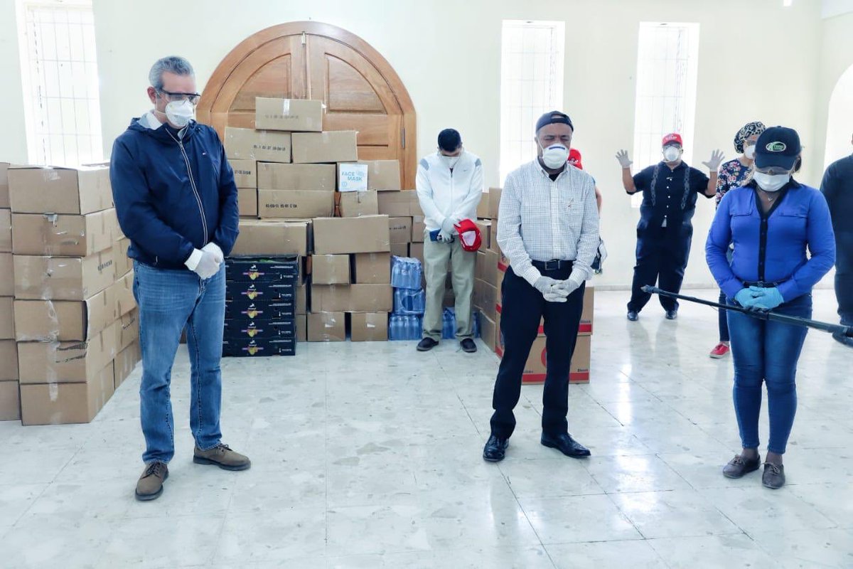 luisabinader's tweet photo. Continuando con nuestra labor solidaria, hicimos entrega de medicamentos, mascarillas, guantes, productos de desinfección y raciones alimenticias a iglesias e instituciones que trabajan en beneficio de la comunidad de San Pedro de Macorís. #UnidosContigo #RutaSolidaria https://t.co/DmZPEs0HWv