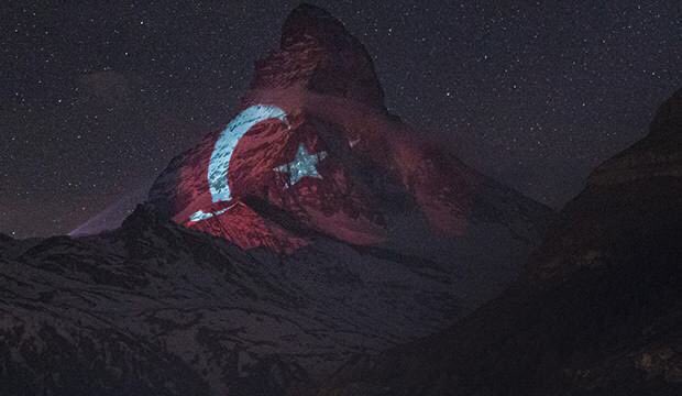 uzunabdurrahman's tweet photo. İsviçre’de #Matterhorn Dağı’na koronavirüs ile mücadeleye destek amacıyla Türk bayrağı yansıtıldı.

Muhteşem değil mi?
#ÜlkemleGururDuyuyorum https://t.co/ttC5MoXajN