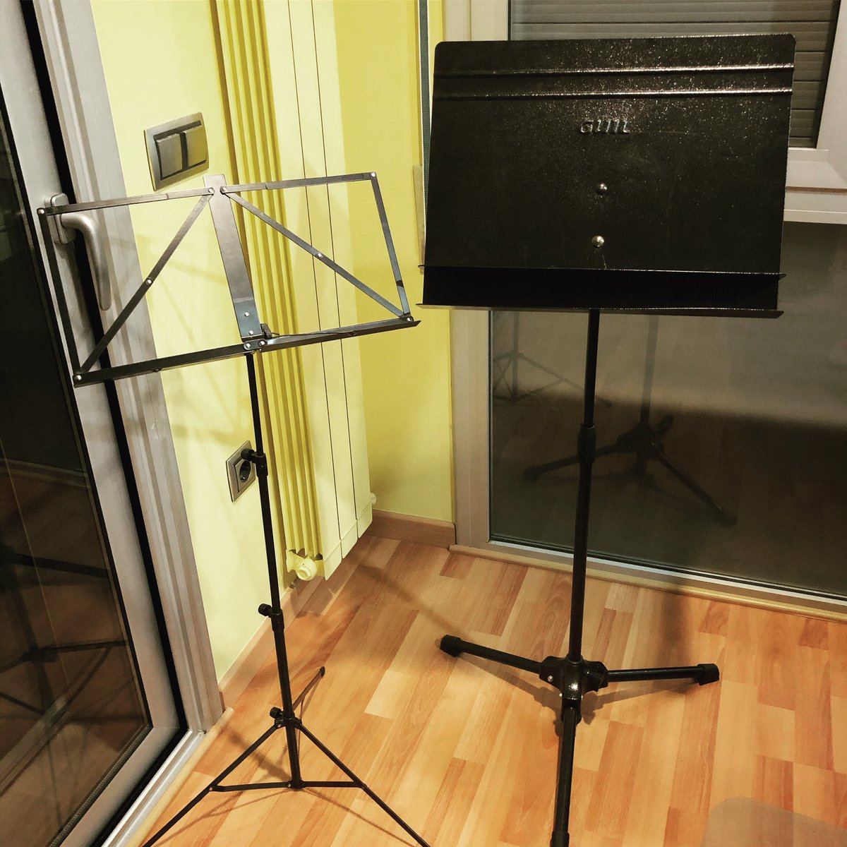 Tenim els faristols confinats i arraconats! Quins temps,aquells, en els quals anàvem sobrats de faristols, partitures, lloc... 🤔 i podíem assajar tots junts! Esperem poder-nos trobar ben aviat als carrers fent-vos ballar amb música! #Grillatsambcanya #grillatsambcanyaconfinats