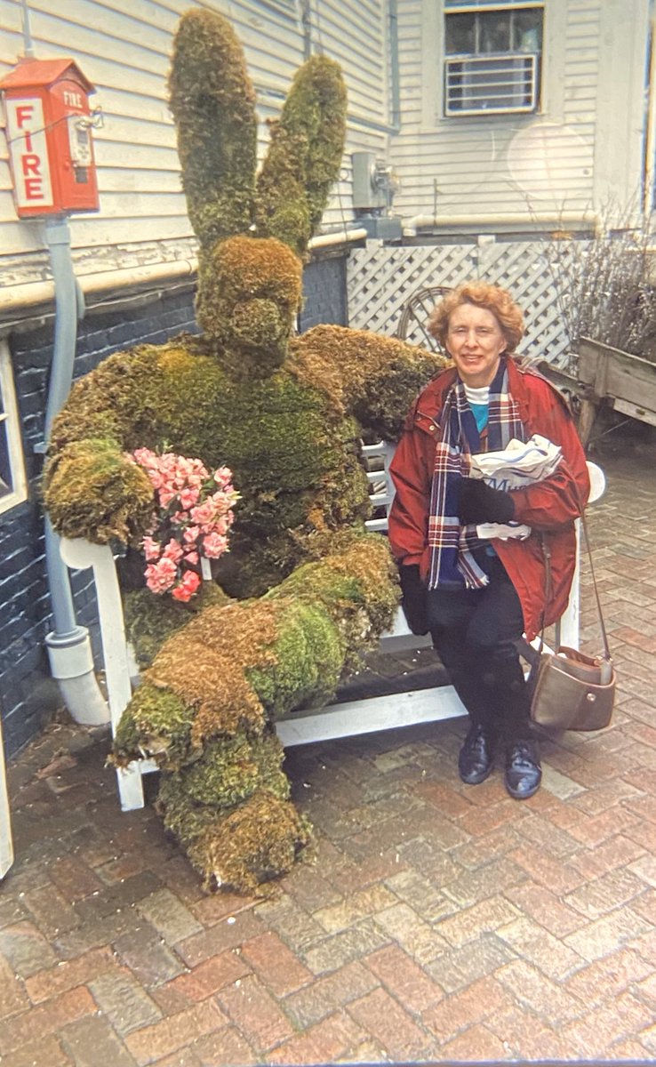 RetroChrome's tweet photo. Is this as #terrifying as it seems? #topiary #found #vintage #35mm #slides #americana https://t.co/4HpgRWn2F9
