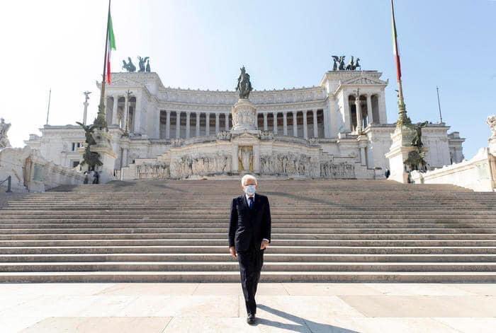 Ma qualcuno sa spiegarmi perché il Presidente ha la mascherina se si trova all’aperto ed a distanza di 2 metri ed oltre non c’è nessuno? Così solo per capire!