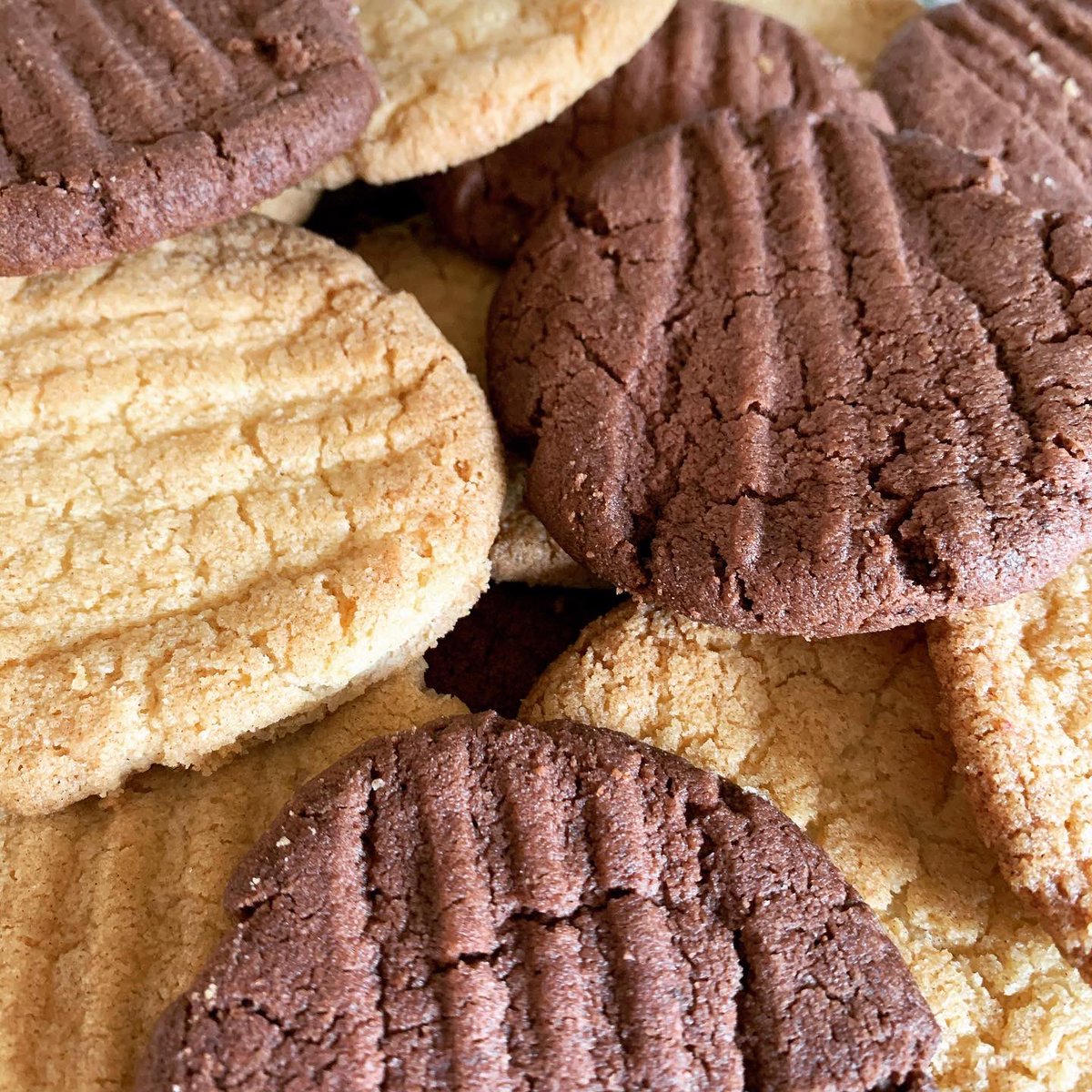 CarinaGlover's tweet photo. I baked again today... Think of school dinners 1999-2004 chocolate shortbread (and vanilla) biscuit cookies 🍪 

#BakingInLockdown #BakingBiscuits #ForkBiscuits #EasyRecipes #SchoolDinners #YummyTreats https://t.co/cRUTi2ptO9