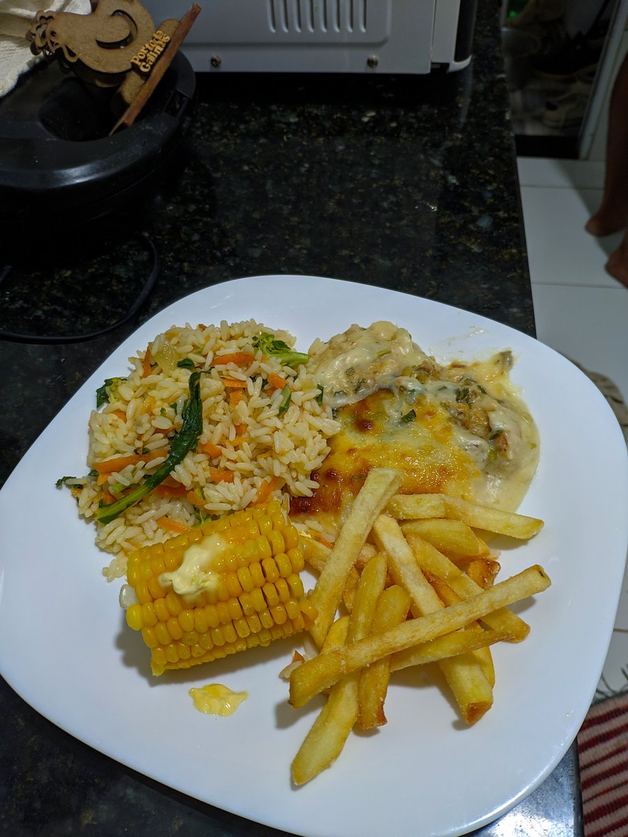 andreafrf's tweet photo. Fiz até um escondidinho de bacalhau pra comemorar as três fadas na final do #bbb20 #euacreditoemfadas https://t.co/fiQ5xjlKwt