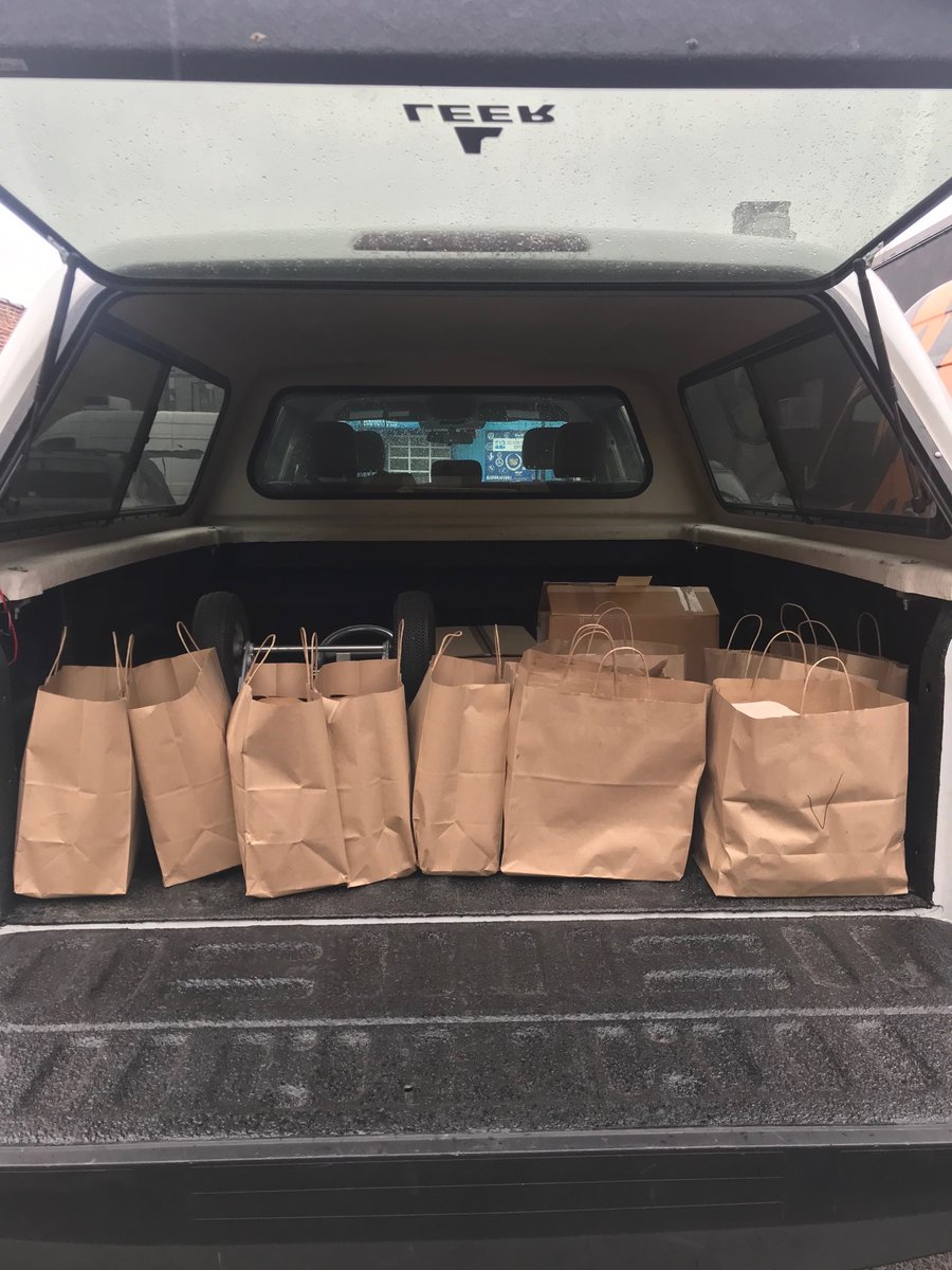 QnsBPRichards's tweet photo. 650 meals delivered yesterday across @FHMC_NYC, @NYCHealthSystem /Queens and Jamaica + Far Rockaway bus depots thanks to Teranga, Aroma Indian, Brooklyn Dumpling, Get'N Sauced, Tibetan Nomad Momo, Cooking with Corey, @QnsNightMarket and @kommissarynyc on #FuelTheFrontlines Day 20 https://t.co/gvLXeOEdci