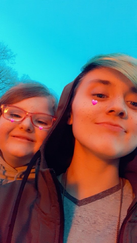 cxbellospride's tweet photo. havent posted selfies in a while and wanna be a lil more active so hi here's some w my niece ❤🥰 https://t.co/3g4YMjXk44