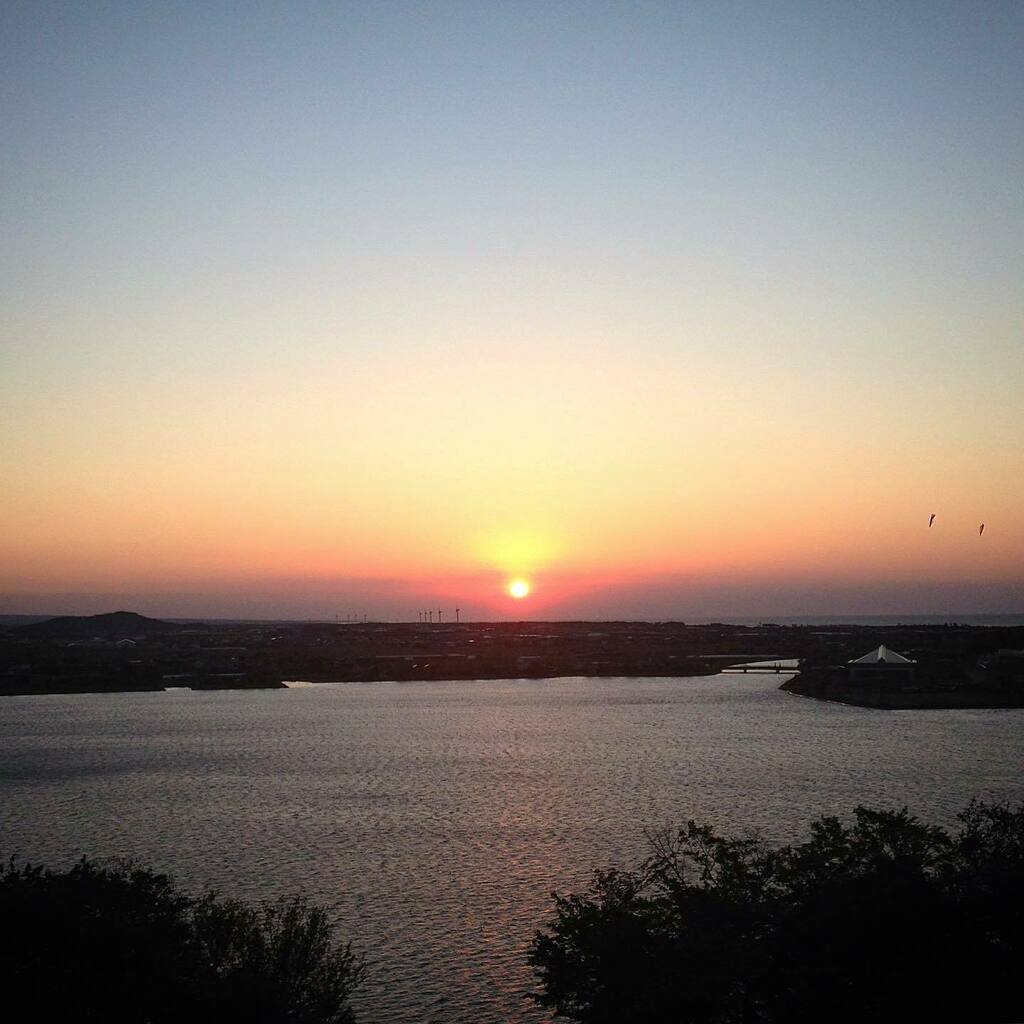 kuroro0319's tweet photo. 鳥取県湯梨浜町の東郷湖近くにある出雲山展望台からの夕陽が見れました
こういう風景好きです
幸せな気分になれました
#鳥取 #湯梨浜 #出雲山 #東郷湖 #夕陽 #展望台 #日没 #風景 #共有 #tottori #yurihama #mountain #sunset #共有 https://t.co/L761co5vx1 https://t.co/ddiw8EElrh