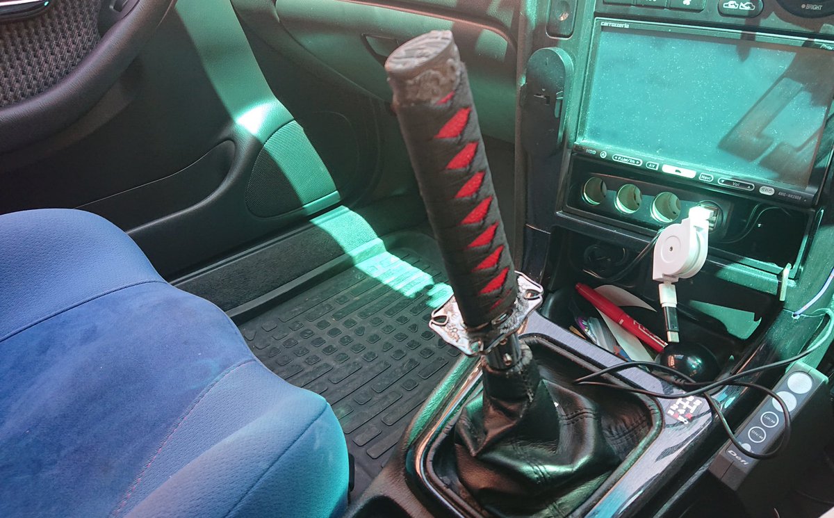 まっさー Ej8 レガシィのアイドリング不調を直すため オルタネーターを交換 ポン付け流用が可能な上 耐久性が向上した三菱製のbp5用オルタネーターを使用 エアコン作動時もアイドリングが安定し見事に完治 ついでにシフトノブも純正に戻しまし