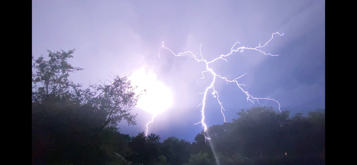 BigMikeXT's tweet photo. @JaredHatch8 @TxStormChasers @EarthandClouds Mission Bend, West Houston https://t.co/Hw4KEQkcWQ