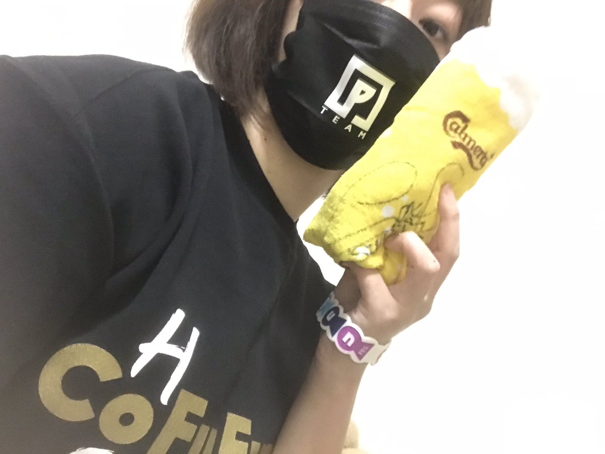 lumi_duck's tweet photo. 昨日は寝坊したから
とりあえずすっぴんでTシャツ着ただけやったけど、
2日目の今日は準備万端!!
おうちでフェス気分にするため、レジャーシートも引っ張り出してみた✨
トロにゃと楽しみます😆
#うちでコフフン
#おうちフェス
#CoFuFunFES
#CoFuFunFES2020 https://t.co/XEmXSIfLLi