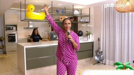 AcessoSangalo's tweet photo. O povo disputando quem faz a live mais produzida: A 
Ivete:  pijama, marido e filho com live sendo transmitida na cozinha com a plateia de brinquedos das gêmeas 😹 #IveteEmCasa https://t.co/HzQcBT3b2S