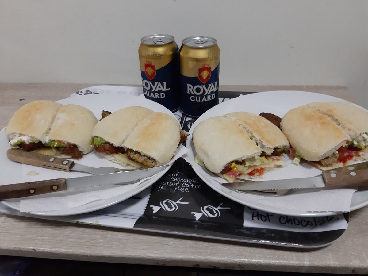 fdoporter's tweet photo. Me inspire definitivamente #sandwich #marraqueta #palta #salame #tomate #lechuga #tocino #queso #croquetas #mayoajo #mayonessa #ketchp #mostaza y un toque #aceitedeoliva + #cerveza #elijevivir🐷 #cuarentena #QuedateEnCasa https://t.co/bJAdwtHGLm