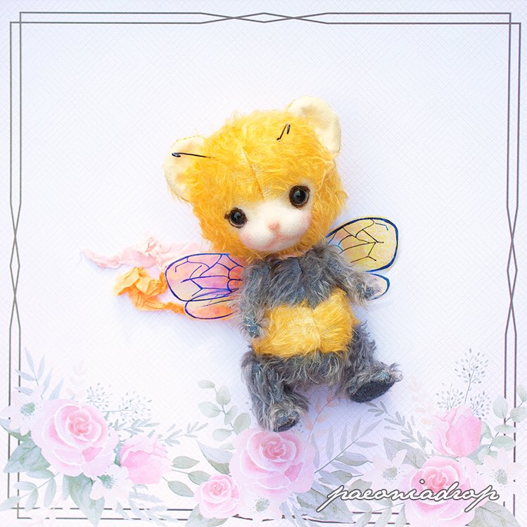 PaeoniaDrop's tweet photo. Has Spring Come to You Yet? 💐

#softsculpture #ooak #ooakdoll #teddybears #artistbears #mohairbear #mohair #handdyed #sewing #doll #dollmaking #bearmaking #stuffedanimals #fantasyart #beartoy #designertoy #whimsicalart #needlefelting #needlecraft #fairywings #bee #honeybees https://t.co/nozohwXvtX