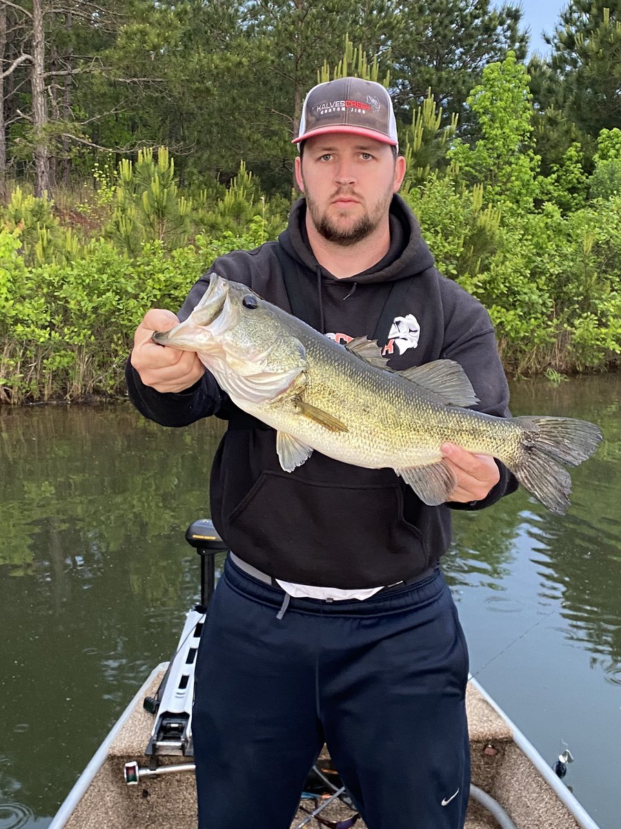 bentleyfish75's tweet photo. Good 5.05lber to start the day. #kalvescreekcustomjigs #bass #bassfishing #uafish #minnkotamotors #GoPro #goprooftheday #lews #realbassin https://t.co/594sEQVNMo