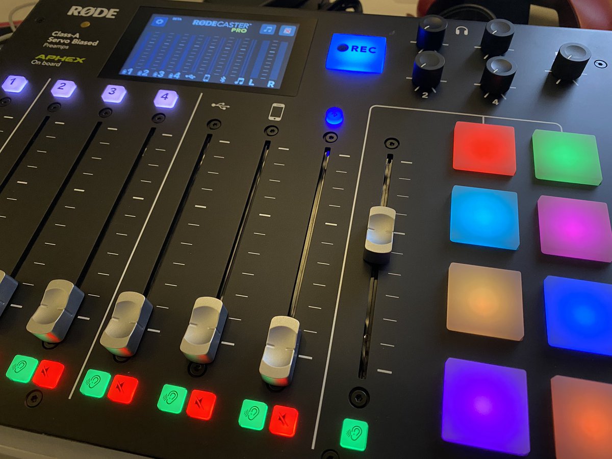 Nieuwe soundFX aan het toevoegen voor de podcast aankomende week in mijn #rodecasterPro #hoemaatschappelijkzijnwe #vrienden #nietoverwerk