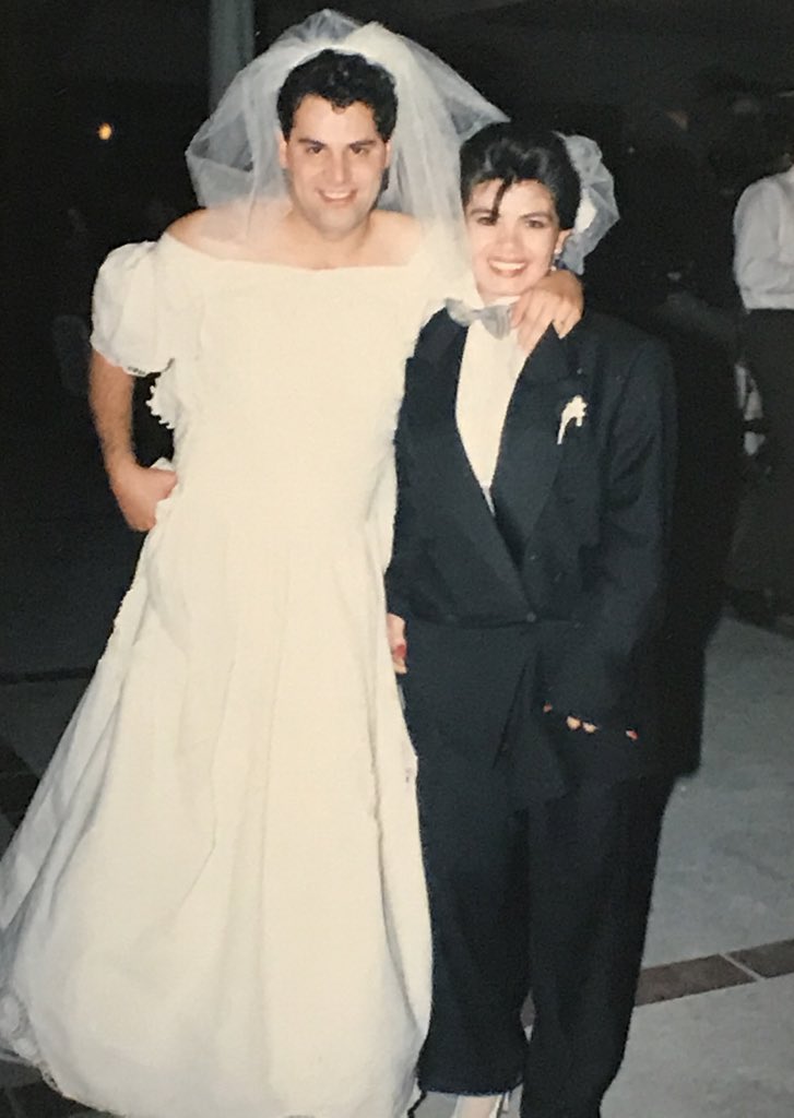 Cuando me dicen “guey que chido que te valgan madre los estereotipos  de género” me acuerdo de esta foto de mis papás en su boda.