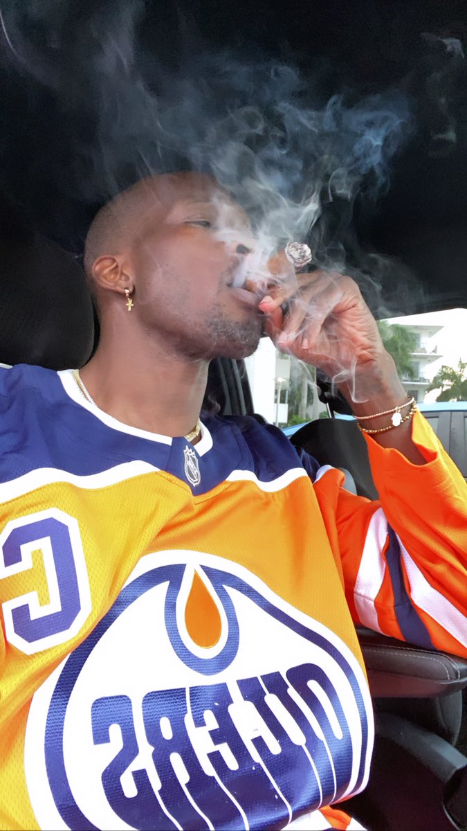 McDavid + smoke break 💨