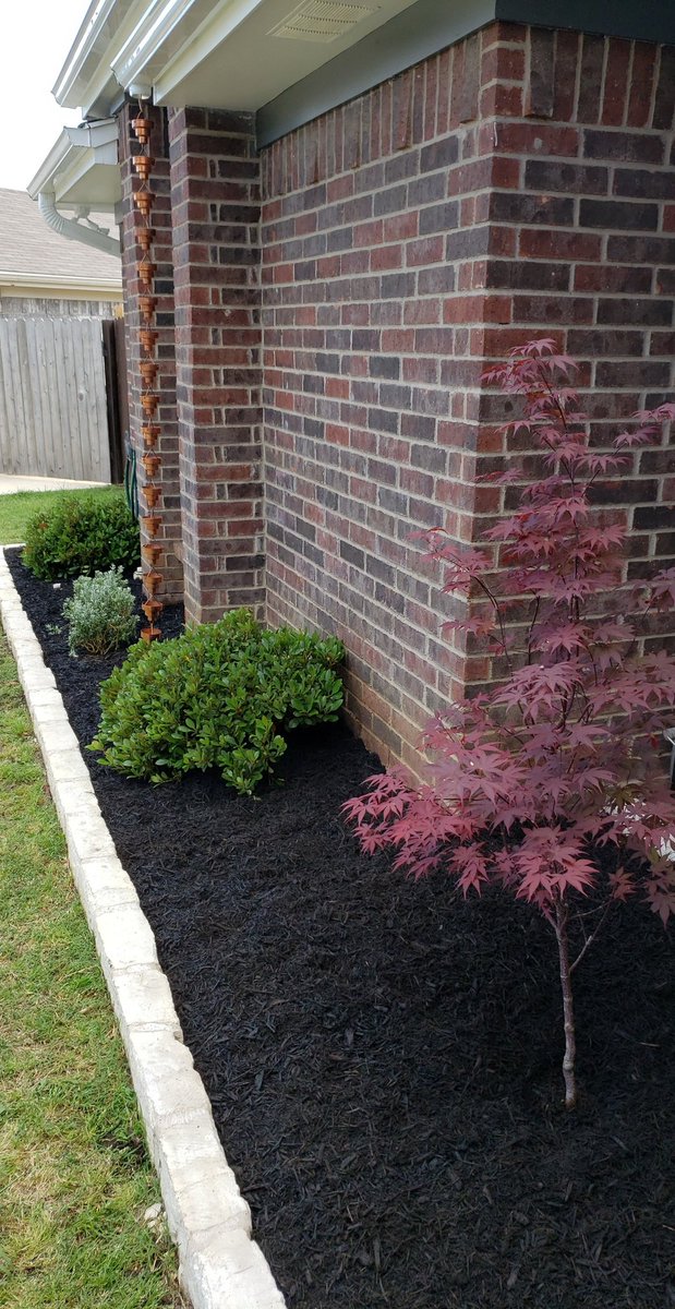 KDaceThanks's tweet photo. Spent the day being productive and overhauling the flowerbed with the hubs. Do I feel accomplished? Yes. Am I creeped out by how insanely hot the mulch was? Absolutely.
#StayHome https://t.co/x7wO83UI7g