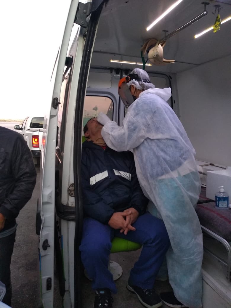 AdpaArg's tweet photo. #COVID. Ahora en Mar del Plata: en preparación para la salida de un #potero 🦑 se realizan todos los controles sanitarios en el #puerto. https://t.co/BJTN0HOvw2
