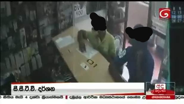 Welikumbura's tweet photo. This is @adaderana telecasting CCTV footages of one of the #Covid19 positive Navy officer getting his phone repaired. How it is relevant to the news &amp; why the government allowing them to misuse public frequencies?
#lka #SriLanka #MediaVirus #media #ethics #COVID19SL #COVID19LK https://t.co/hp9k2wGOcB