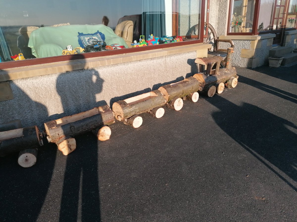 ChantelleAltham's tweet photo. Channeling my inner creativity during this lock down. A gift for the garden, for an amazing man's birthday! https://t.co/NuIF431lyV