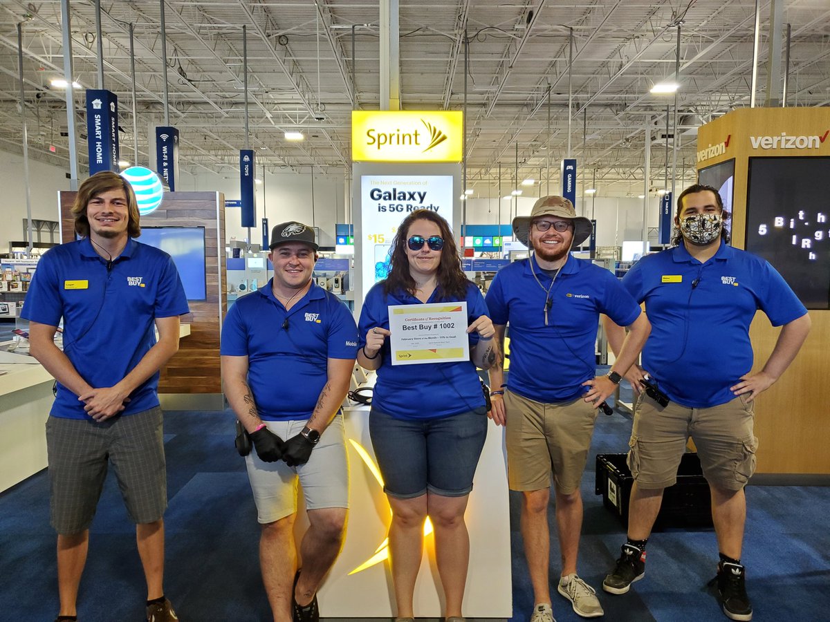 CGAZ5GforAll's tweet photo. Best Buy Tempe, AZ getting some Sprint Store of the Month Recognition! Taking a break from curbside duty. Love the shorts. Thx for all you do! #TeamSWAT #nowteamSW @5GKennyG https://t.co/MEXAUmDsRM