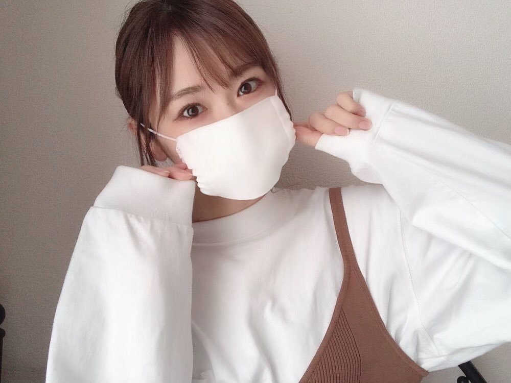 nikonikoniko1's tweet photo. 高橋英樹やヒカキンでピッタリで、女性には大きいくらいなんだな。
ネットで出回ってたあちらの方達どんだけ顔デカいんだよ…。 https://t.co/AICc83GXhq