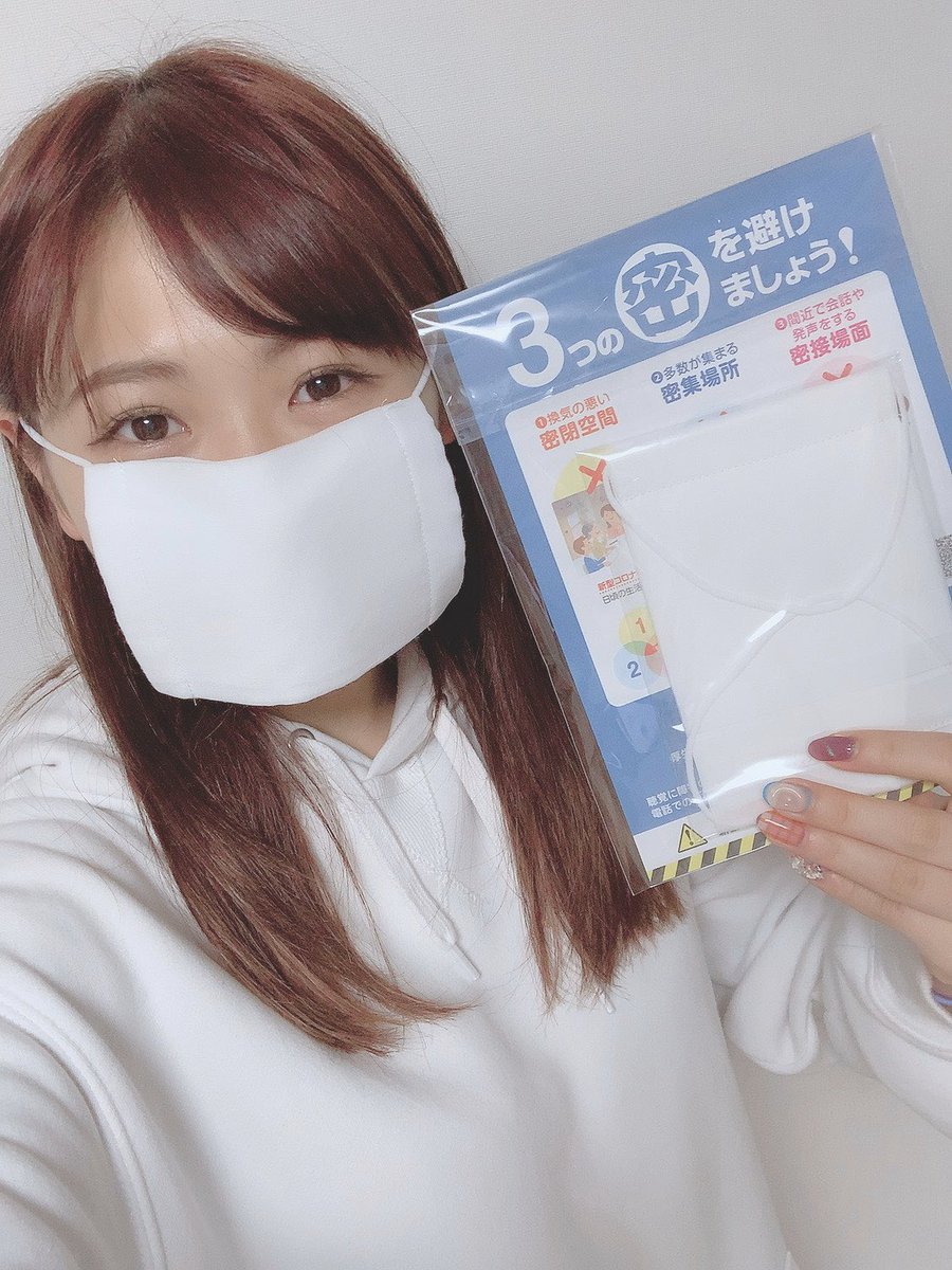 nikonikoniko1's tweet photo. 高橋英樹やヒカキンでピッタリで、女性には大きいくらいなんだな。
ネットで出回ってたあちらの方達どんだけ顔デカいんだよ…。 https://t.co/AICc83GXhq