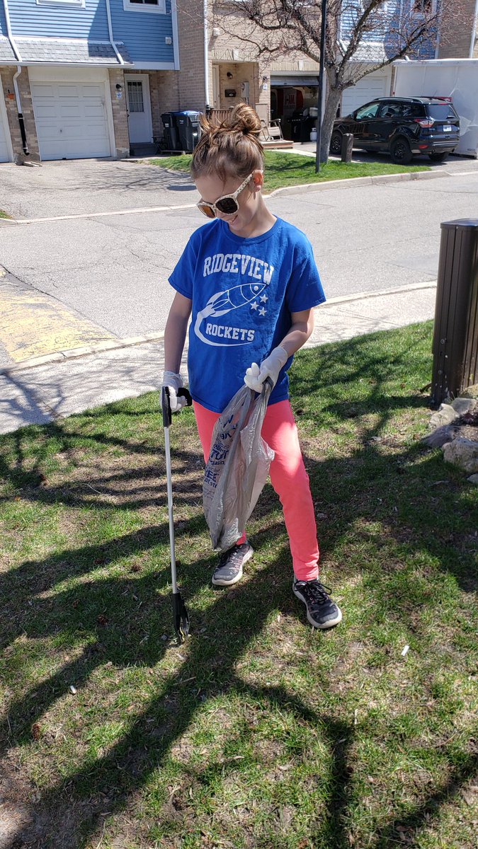 avapmama's tweet photo. Doing her part to clean up the neighbourhood! 

@RidgeviewPS @PeelSchools https://t.co/pRMdH0TZ6H