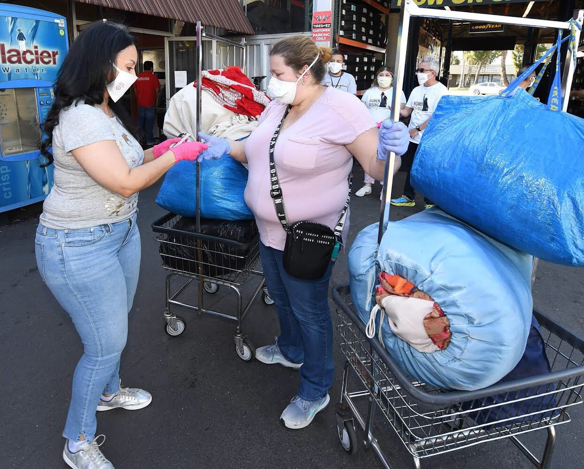 NuryMartinezLA's tweet photo. I partnered w/ Roberto’s Laundromat in #PanoramaCity to offer 200 #CD6 low-income families free laundry service. #NorthValleyCaringServices, #CasaEsperanza, &amp; @LAPDMission helped us identify the families. TY Robert Donovan &amp; all for their generosity! #InThisTogether #COVID19 https://t.co/NzuyNGzbbW