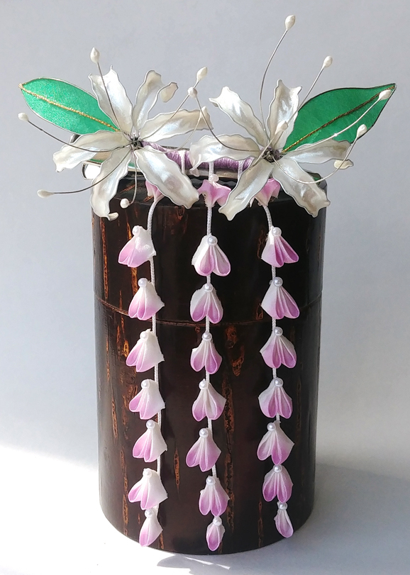 appledainty's tweet photo. Spring is finally here! I love working on #wedding #kanzashi - especially for friends. Just wrapped up this spider lily and wisteria piece, and already looking forward to more.

#tsumamicraft #yxearts #saskatooning #madeincanada #spiderlily #lily #wisteria #resincraft https://t.co/R4SdodBx4Y