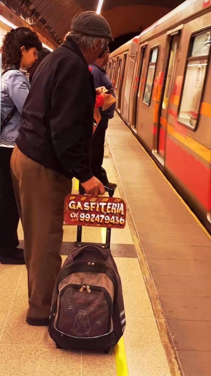 CarolinaAisha's tweet photo. Una persona sacó esta foto en el metro, seria bueno compartirla para así ayudar !!🙏 https://t.co/9LOJ8yT2cK