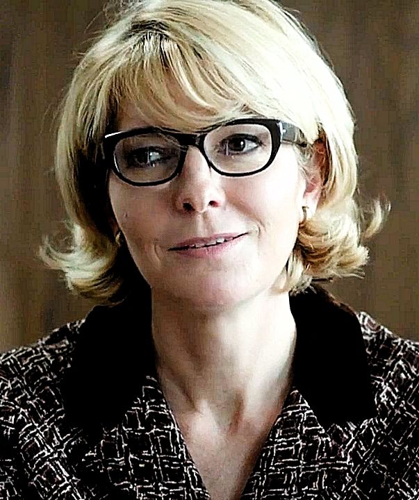Miss_Femina's tweet photo. #RedgraveLockDown - Day 10 - Jemma wearing glasses - Cool, classy, smart, diligent, relaxed, spontaneous and confident! Either in character or in real life, never a one-note! https://t.co/crqtie5gji