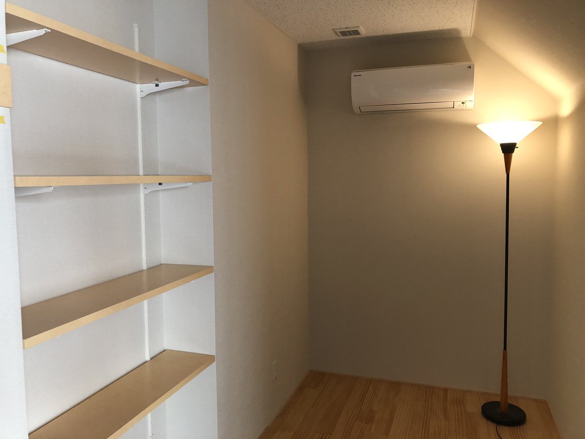 空音舎 けんちくと音楽 新しい防音室が完成しました ウォークインクローゼットを改装しました 明るいお部屋になりました この4月から音楽の学校に通うお嬢さんのお部屋です しばらくはこの部屋から授業など受けることになりそうとのことでした