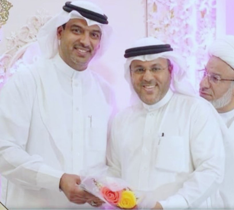 alhani1231's tweet photo. رُشُّوا عليهِ الوردَ سَاعةَ دَفنهِ
حتّى تَشُمَّ شَذاهُ جنّةُ عدنِهِ

ودَّعتُهُ وأَنا البعِيدُ وربّمَا
اعتُصِرَ البعيدُ بغيرِ عَصرةِ حضنِهِ

ياساكنًا عينِي يعُزُّ على الشّجيِّ
بأَن يهُلّكَ في مدامِعِ عينِهِ

للشاعر المتألق: #حبيب_المعاتيق

الفاتحة لروح #نعيم_المكحل و #شهيد_القرآن https://t.co/FR2CQy7IZg