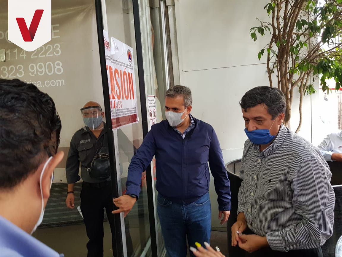 FerVilchisMx's tweet photo. Con el apoyo del sector empresarial, reaperturamos las tiendas con venta de alimentos y bancos dentro de Multiplaza Aragón. De igual manera, recordarles: "acatemos las indicaciones para evitar el contagio por #Covid19." #QuédateEnCasa y mantén la #SanaDistancia https://t.co/IfG8ZGPdJe
