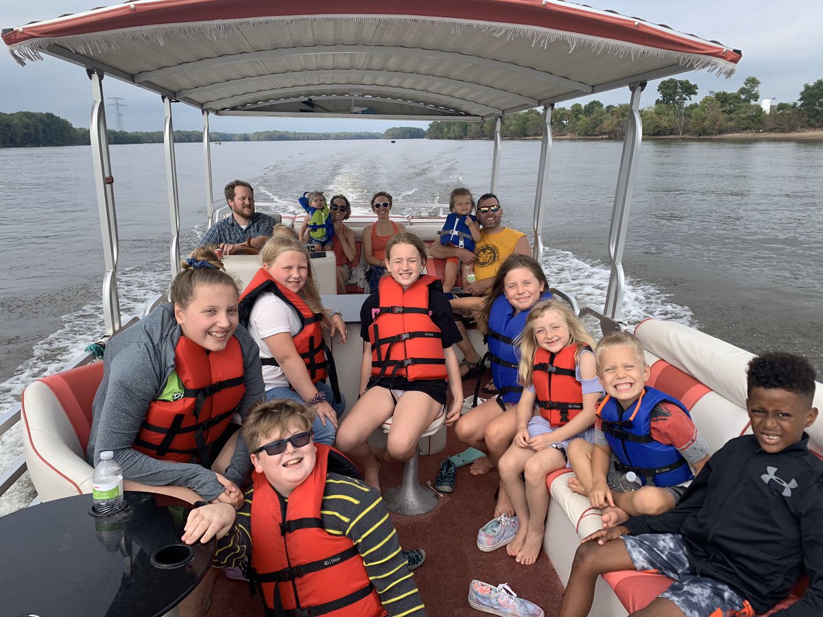 AmandaAsay's tweet photo. @somegoodnews Boating with our 6 kids and our best friends on the Mississippi. We had to buy this party boat just so we could fit all of the little people 😂 https://t.co/TCrUztdFjN