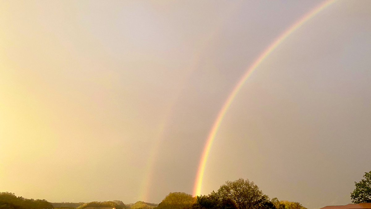 ashleylashay116's tweet photo. Just when things seem pretty gloomy, God shows up and lets us know there will always be hope. #capturinggodsbeauty #alwayscarryyourcamera #calmafterthestorm https://t.co/H9Ws6z8sN4