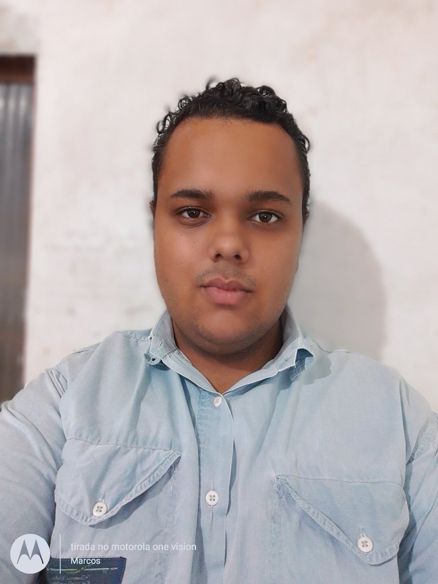 Querendo sorrir mas timidez impede..