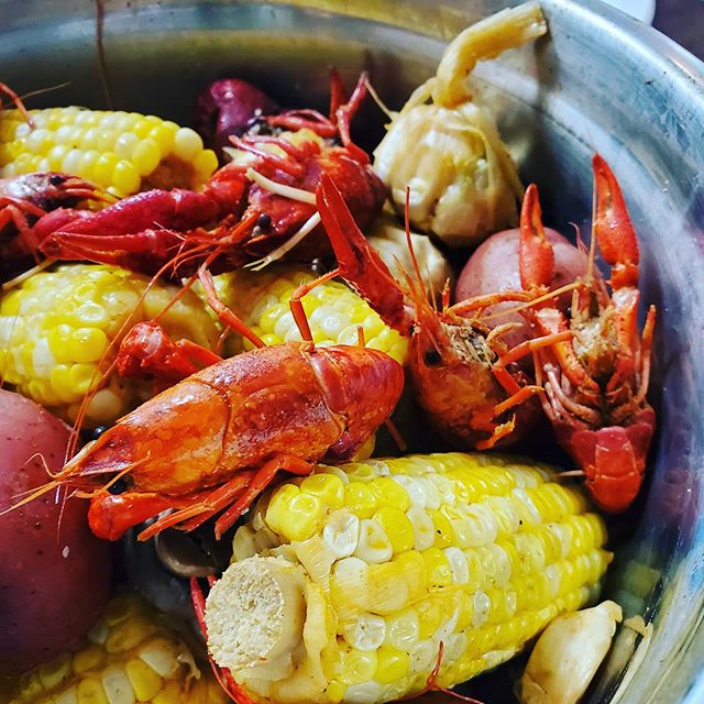 Lisa_Stauber's tweet photo. Quarantine crawfish
.
.
#texaslife #dinnerathome #lowcountryboil #texasfood #feedinganarmy #bigfamilylife #familyfun #saturdayvibes #yummy https://t.co/GaeX0Wo3tm https://t.co/fnToJa4eNL