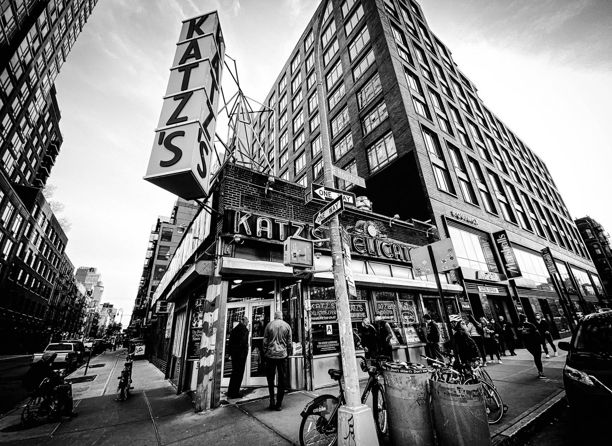 thorstenroth212's tweet photo. #SnapshotsOfGotham #delicatessen #harekrishna @KatzsDeli @BeautyandEssex 
.  
#urbanlandscape #NYskateofmind #midtown #LES  #Manhattan #coronatimes #covid_19
. 
#onassignment #NYstateofmind @thorstenroth212 @studios594 #NYC https://t.co/TRHoIauGdr
