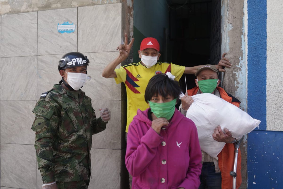 Llegamos a cada casa en la localidad de #LosMártires. Nuestro objetivo, lograr ayudar a las personas que más lo necesitan en esta #CuarentenaPorLaVida. #BogotaSolidariaAvanza