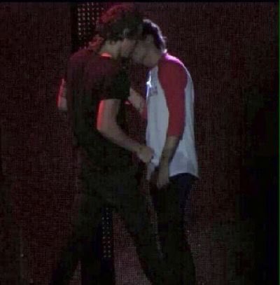 leottooo's tweet photo. MA PERCHÉ NON SONO MAI USCITE PRIMA STE FOTO DI LARRY ??? #LarryStylinson #larrycode #larry https://t.co/QUIrG3aDfT