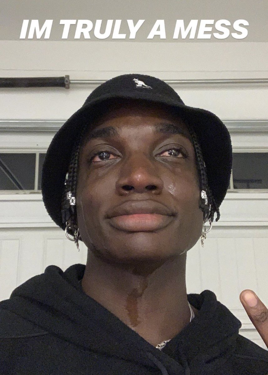 I went on a date for the first time since my breakup and the new girl got me flowers and she was so cute/sweet 🥺