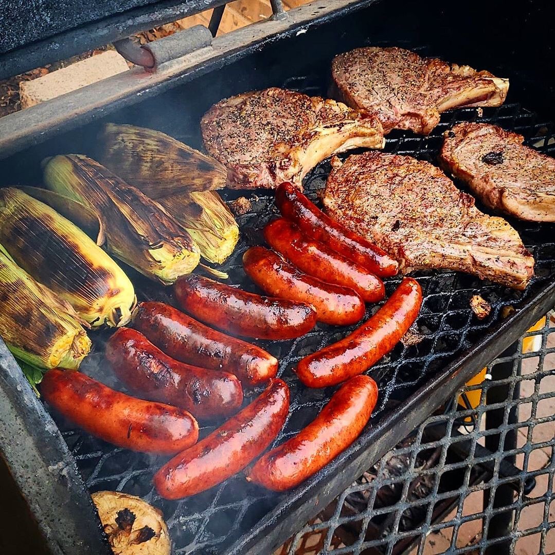 TheChorizoSM's tweet photo. Now this is what your Saturday evening should look like!
#ChorizoDeSanManuel #Sausage #Barbecue #WeekendBarbecue #Steaks #GrilledSteaks https://t.co/0CBcIMtKus