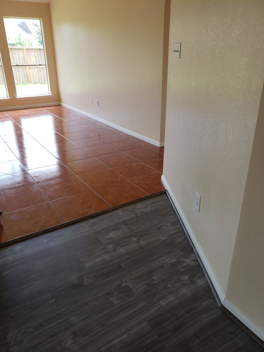 sugarrae's tweet photo. This is fresh paint & flooring at the bottom of the pic is new. Prime example of why a $150 consultatation w/ an interior designer before doing these things, esp when keeping a god-awful existing component of the house, is worth its weight in gold. #doesntmatch #badinteriordesign https://t.co/iHZl1PqRAN